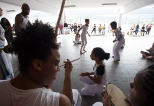 Capoeira auxilia no desenvolvimento das crianças em sala de aula