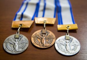 Alunos recebem medalhas do Concurso de Toyama 2017