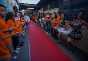 Alunos são recebidos por fanfarra no primeiro dia de aula