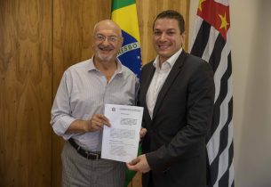 Educação recebe doação de material esportivo para fomentar a prática de esporte