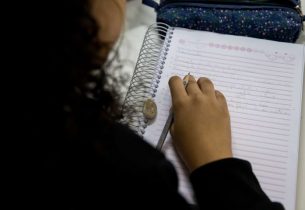 Estudante durante aula na escola Tito Prates da Fonseca