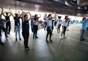 Alunos aprendem inglês de forma divertida