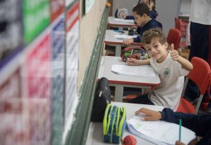 Alunos da escola Brasílio Machado cantam o hino nacional