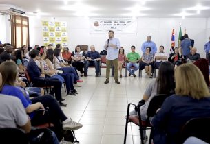 João Cury conversa com alunos da Baixada Santista