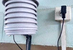 Instalada dentro da escola, estação meteorológica ajuda no aprendizado