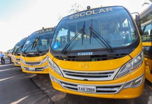 Governador e secretário entregam 102 ônibus escolares