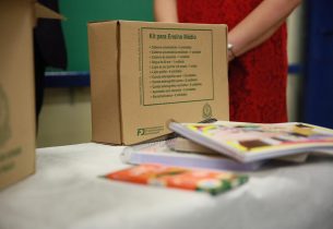 Na capital, secretário participa da entrega de kits escolares 