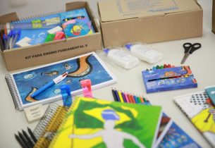 Secretário acompanha entrega de kits escolares em escola da capital