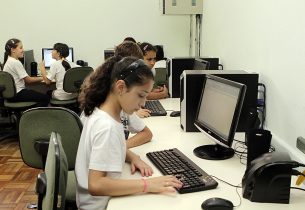 Mutirão de RG e CPF para rematrícula de jovens da rede agita escolas