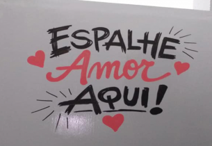 Em Franca, grafiteiro transforma mensagens tristes em frases de apoio e esperança