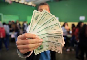 Escola da rede recebe palestra sobre educação financeira