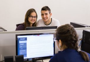 Professora de escola de Jundiaí cria canal na internet para ajudar alunos no vestibular