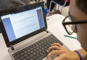Professor dribla as dificuldades da tecnologia para manter a aproximação com os alunos