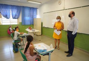 Secretário da Educação acompanha retomada das atividades presenciais em escolas estaduais de São Carlos