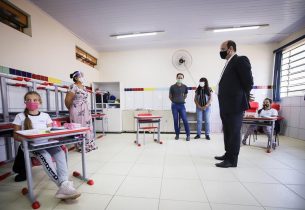 Secretário da Educação acompanha retomada das aulas presenciais na cidade de Piedade