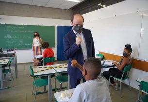 Secretário da Educação participa de discussão sobre volta às aulas presenciais