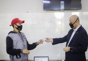 Secretário da Educação entrega chips de internet para alunos da rede estadual