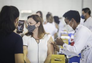 Secretário da Educação acompanha aplicação da vacina contra Covid-19 em profissionais da educação em Jundiaí