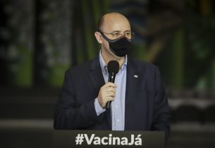 Secretário tira dúvidas sobre vacina para profissionais da educação