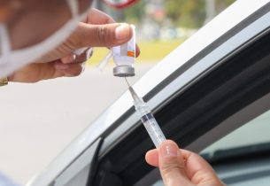 Governo de SP antecipa vacinação para profissionais da educação