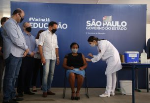 Governo de SP inicia vacinação de profissionais da educação com reabertura da Escola Raul Brasil, em Suzano