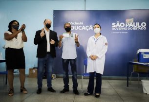 Secretário da Educação acompanha vacinação de profissionais da educação contra Covid-19 em escola estadual da capital