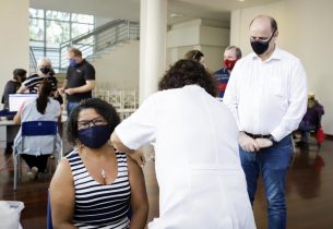 Em Campinas, secretário da Educação participa de vacinação de profissionais da educação