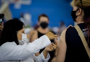 Mais de 560 profissionais da educação de Mairiporã recebem vacina da Covid-19 nesta terça-feira