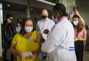 Secretário da Educação acompanha vacinação contra Covid-19 em Ferraz de Vasconcelos