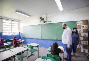 Secretário da Educação visita escola estadual interessada em aderir modelo cívico-militar no Guarujá