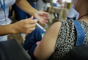 SP começa a vacinar contra a gripe professores e idosos nesta terça-feira (11)