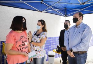 Secretário da Educação acompanha vacinação dos profissionais da educação contra Covid-19 em Americana