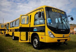 Governo de SP entrega ônibus escolares no interior do estado