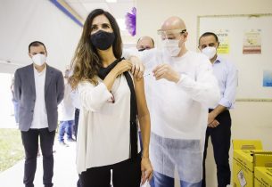 Secretário da Educação acompanha vacinação dos profissionais da educação contra Covid-19 em São José dos Campos