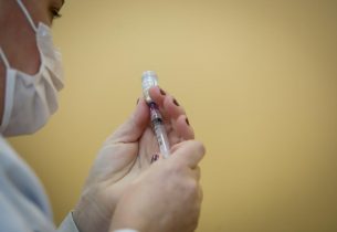 Secretário da Educação acompanha vacinação dos profissionais da educação contra Covid-19 em Bertioga