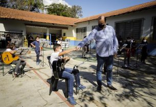 Secretário da Educação visita Escola em Atibaia e entrega ônibus escolar em Mairiporã