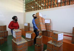 Vice-governador e Secretário da Educação de SP entregam 1,7 mil absorventes íntimos para escola estadual da zona leste