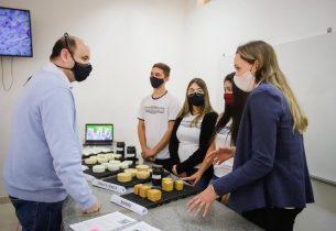 Secretário da Educação visita escola no município de Leme