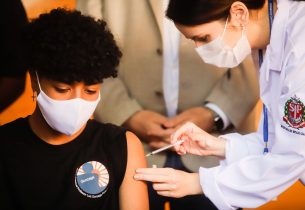 Dia da Vitória: Estudantes de 16 e 17 anos são vacinados em escola estadual da capital