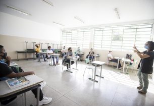 Educação SP irá pagar até R$ 1 mil para alunos continuarem estudos
