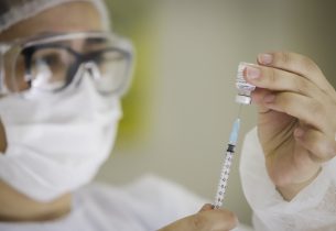 Governo de SP anuncia liberação de terceira dose para maiores de 18 anos