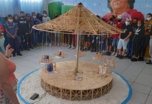 Palitos de sorvete viram esculturas de quase dois metros em Escola Estadual de Suzano