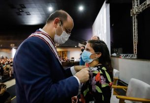 Bruna Waitman, coordenadora da Efape, recebe medalha MMDC Caetano de Campos 