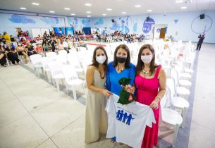 Estudantes do ensino médio da Escola Estadual Raul Brasil celebram formatura