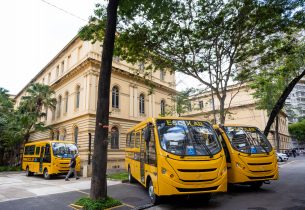 Educação de SP entrega 21 ônibus escolares para municípios