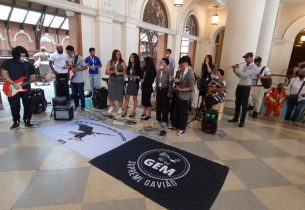 Estudantes da rede realizam apresentação musical em estação de trem da capital