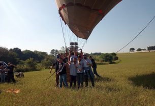 Estudantes de escola estadual da zona leste de São Paulo têm aula de balonismo em Boituva