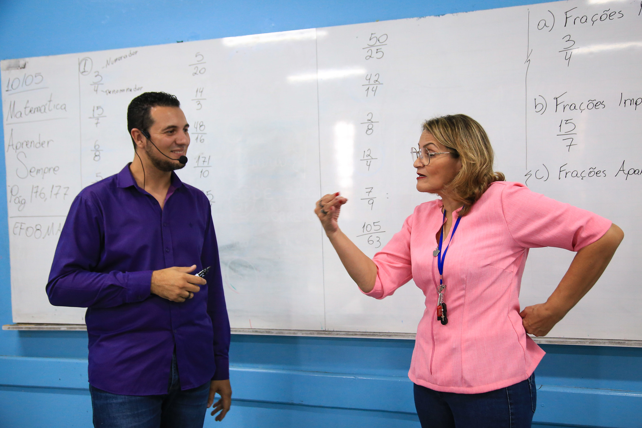 Célia Cristina de Abreu Ferreira, professora de Língua Portuguesa, assume o turno da tarde do ensino médio e o filho Leonardo Vitor de Freitas dá aulas de matemática