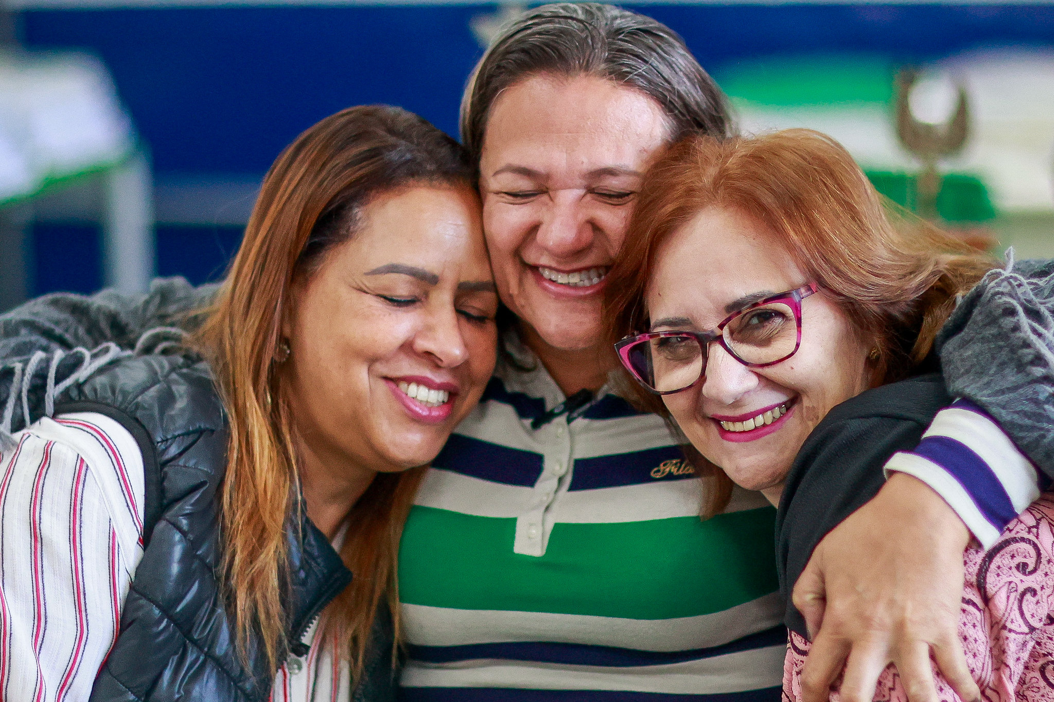As amigas Ivone, Marisa e Sandra se encontram na E.E. Professor Moacyr Campos para celebrar o Dia da Amizade