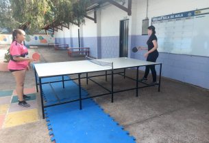 Alunas da rede estadual treinam tênis de mesa durante as férias escolares